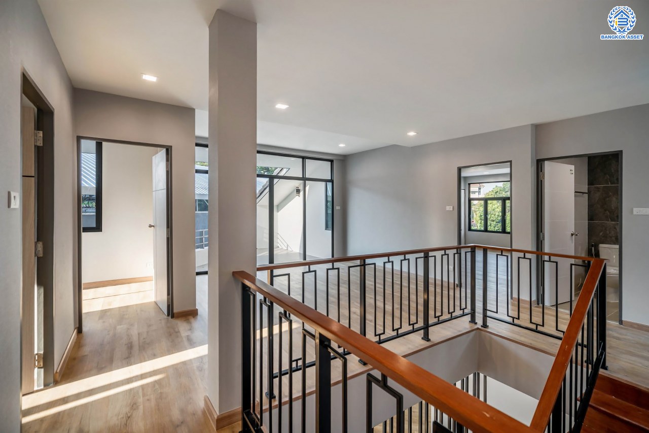 บ้านมือสองตกแต่งใหม่ ดีไซน์สวย โครงการ ลาดพร้าว130 ลาดพร้าว หลังใหญ่ถึง 154 ตร.ว. ฟังก์ชัน 4 ห้องนอน 5 ห้องน้ำ 1 ห้องแม่บ้าน จอดรถได้ 2 คัน พื้นที่ใช้สอยกว่า 589 ตร.ม. รองรับทุกกิจกรรม บนทำเลเชื่อมต่อหลายเส้นทาง อาทิ ถนนรัชดาภิเษก, ถนนเสรีไทย, ถนนรามคำแหง ใกล้จุดขึ้นทางด่วน "ฉลองรัช" ใกล้รถไฟฟ้าสายสีเหลือง "สถานีลาดพร้าว101" และรถไฟฟ้าสายสีส้ม "หัวหมาก"